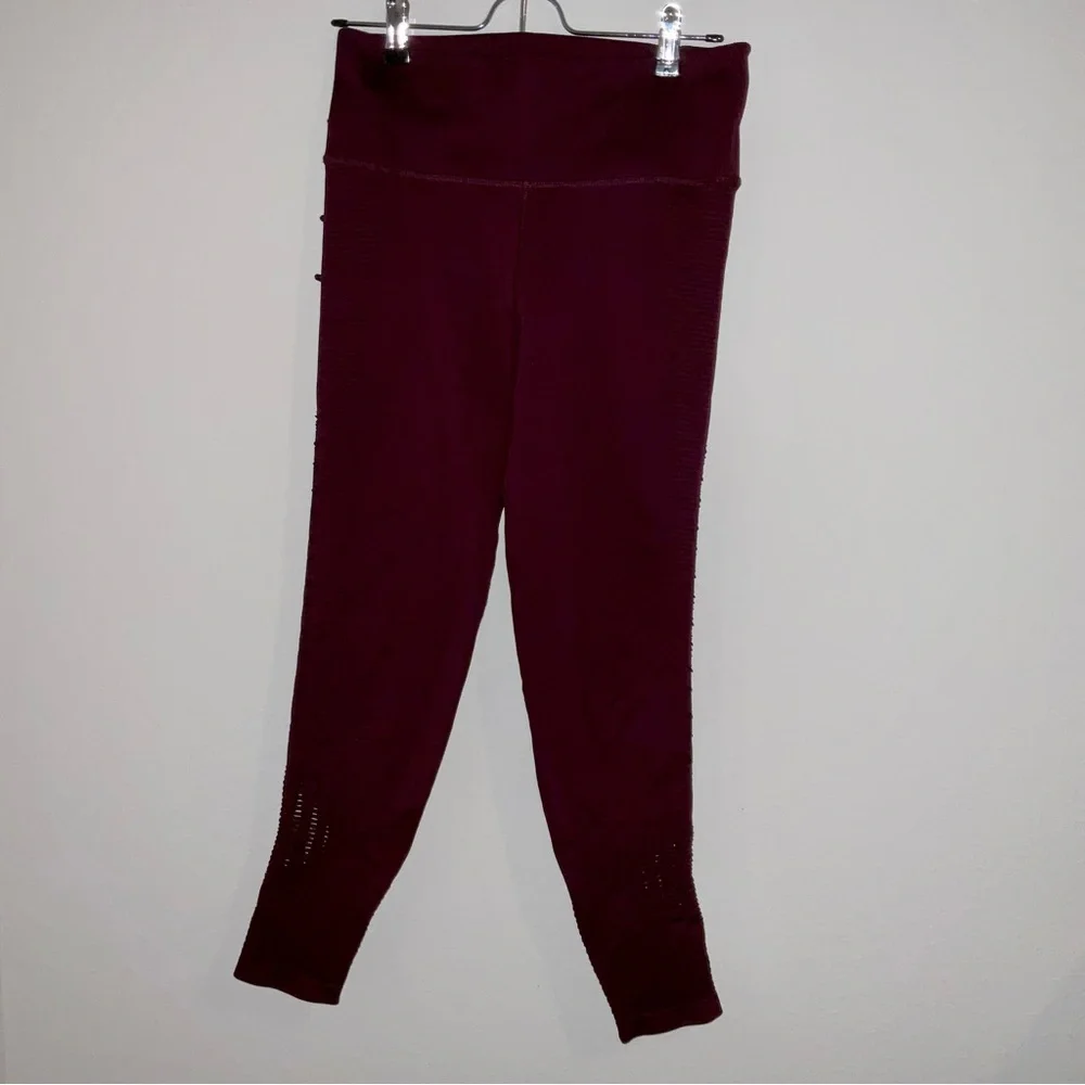 Athleta Halasana Seamless 7/8 Aubergine Burgundy Leggings Medium - Picture 2 of 6